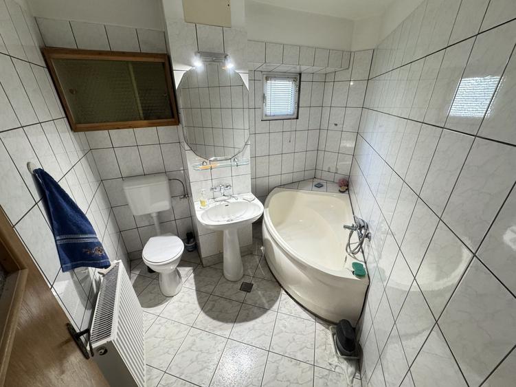 Apartament cu 3 camere decomandat, mobilat în Casa de Cultură