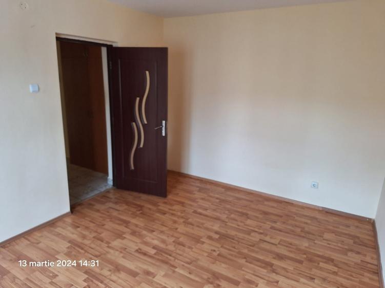 Apartament cu 3 camere semidecomandat în Sud