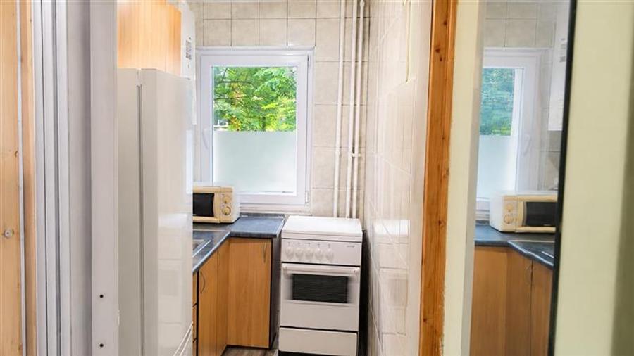 Apartament cu 2 camere nedecomandat, mobilat în 7 Noiembrie