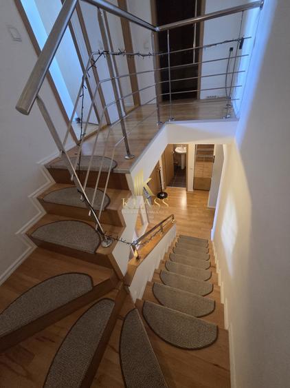 Apartament cu 3 camere, mobilat în Tei