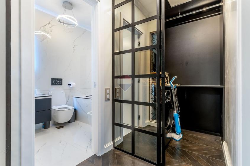 Apartament cu 3 camere semidecomandat, mobilat în Central