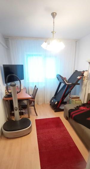 Apartament cu 3 camere decomandat în Tei