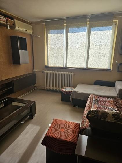 Apartament cu 3 camere semidecomandat în Străulești