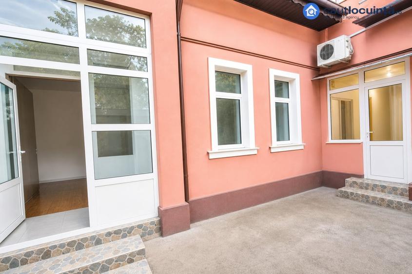Casă individuală cu 7 camere cu Canalizare în Trafic Greu