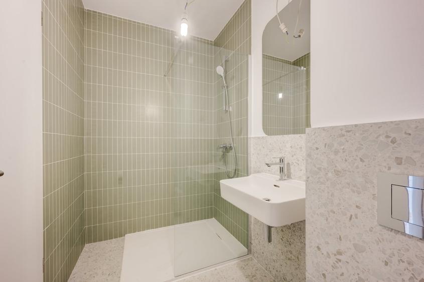 Apartament cu 3 camere semidecomandat în Sisești