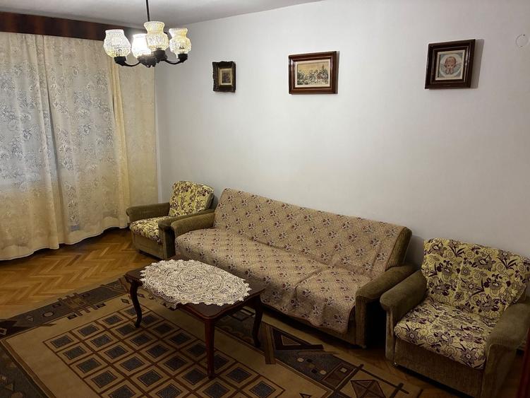 Apartament cu 3 camere decomandat în Calea București