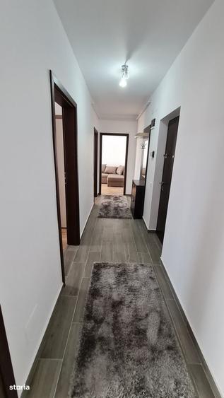 Apartament cu 3 camere decomandat în Metalurgiei