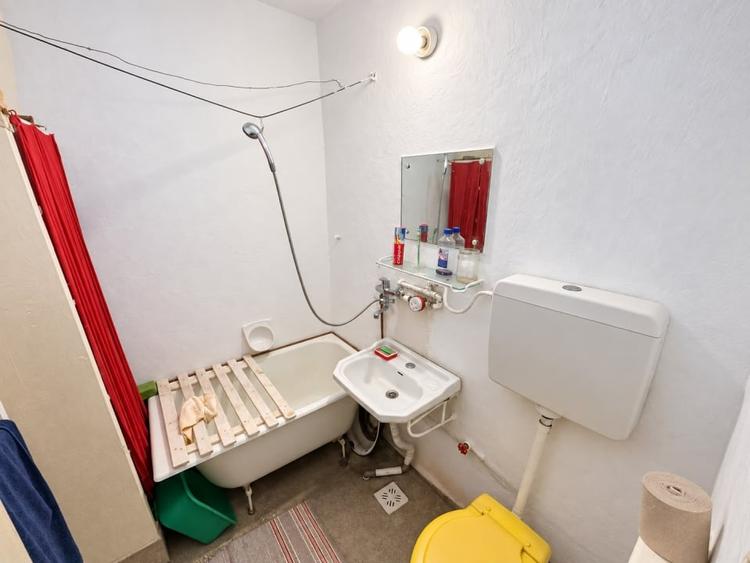 Apartament cu 3 camere semidecomandat în Cugir