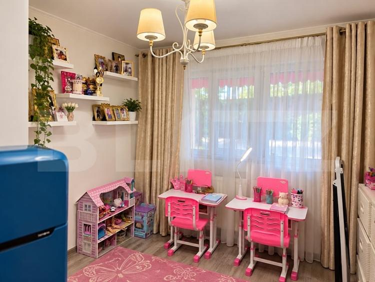 Apartament cu 3 camere decomandat, mobilat în Micro 4