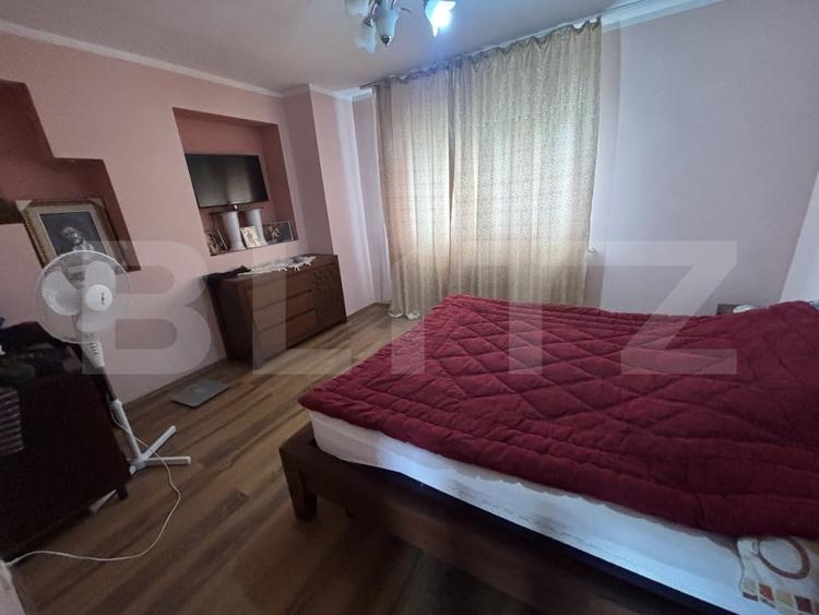 Casă individuală cu 9 camere cu Canalizare în Est