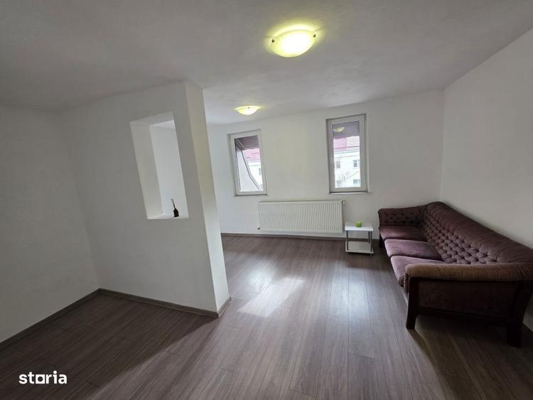 Apartament cu 3 camere semidecomandat în Independenței