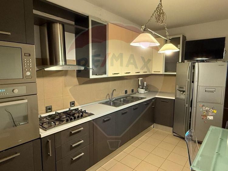 Apartament cu 4 camere semidecomandat, mobilat în Nordului