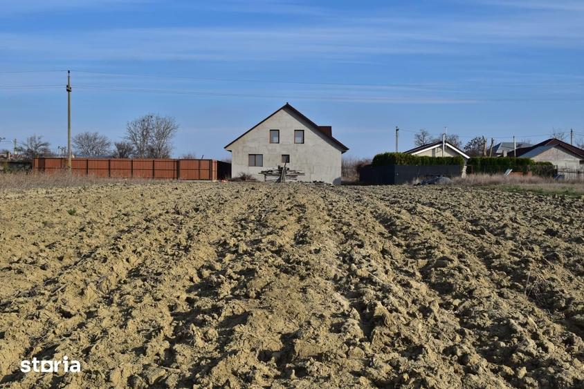 Casă cu 4 camere cu Teren 2000 Mp în Vădeni