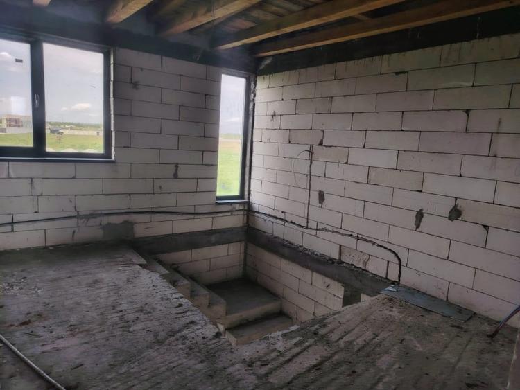 Casă individuală cu 4 camere cu Teren 250 Mp în Cernele