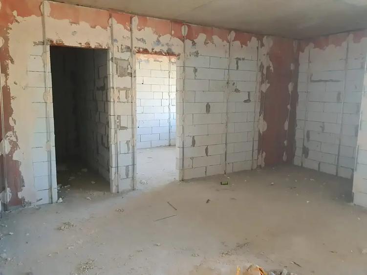 Garsonieră decomandată în Titan