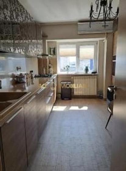 Apartament cu 4 camere decomandat, mobilat în Victoriei