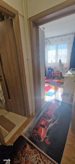 Apartament cu 3 camere semidecomandat, mobilat în Dristor