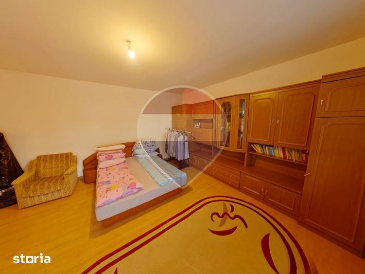Casă cu 8 camere cu Teren 4906 Mp în Central