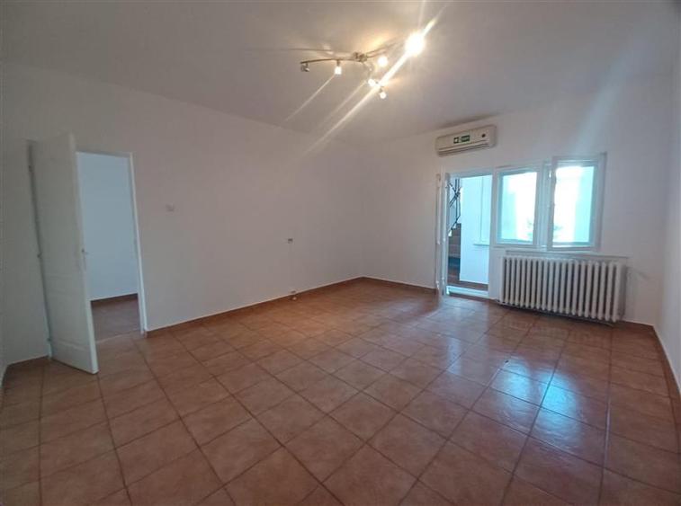 Casă individuală cu 6 camere cu Canalizare în Dristor