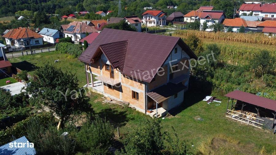 Casă cu 4 camere în Dumirești