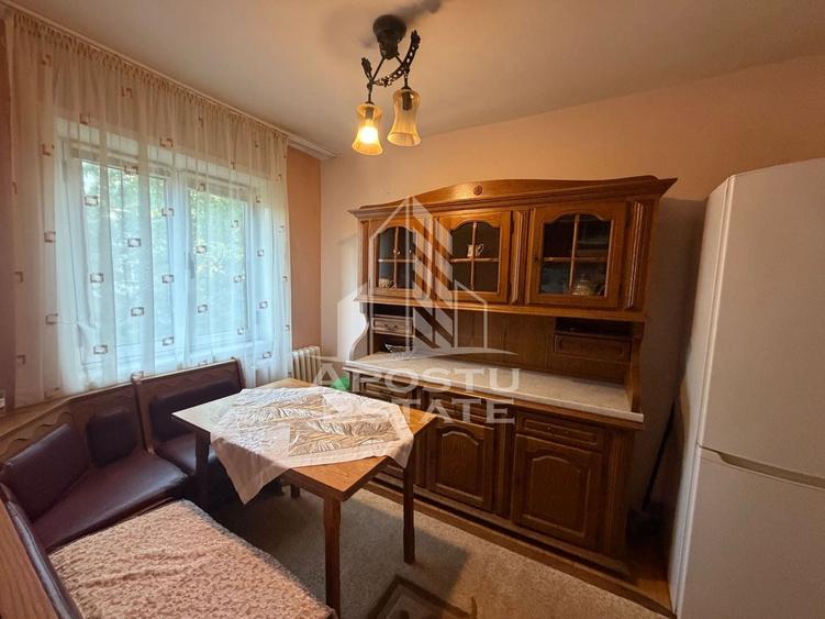 Apartament cu 3 camere semidecomandat, mobilat în Dacia