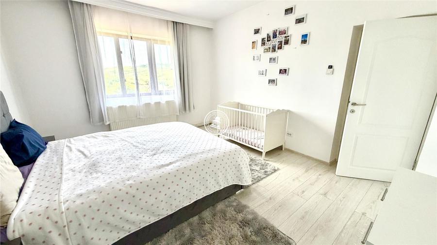 Casă cu 5 camere decomandat cu Teren 6400 Mp în Aroneanu
