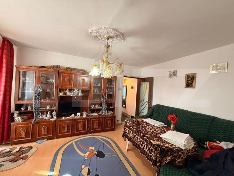 Apartament cu 3 camere semidecomandat, mobilat în Cornitoiu