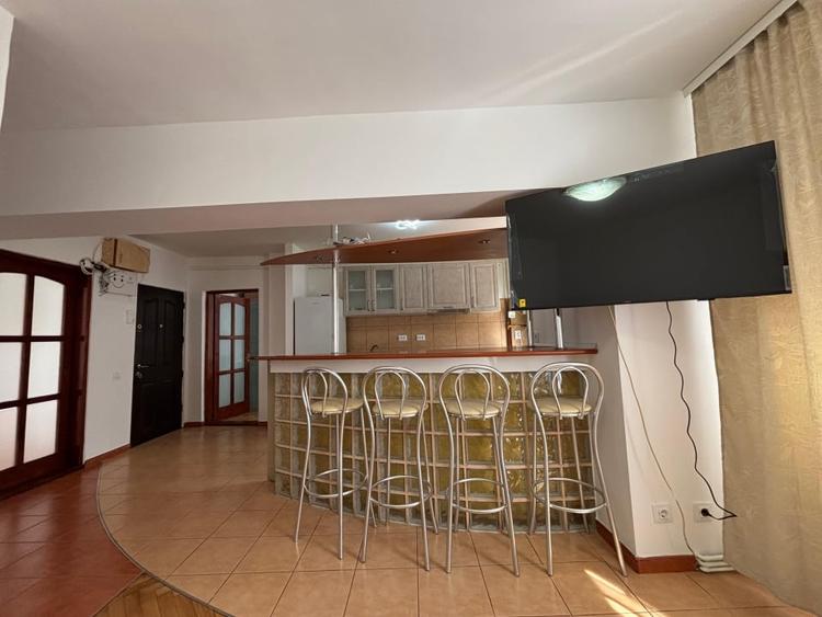 Apartament cu 3 camere decomandat, mobilat în Vasile Aaron