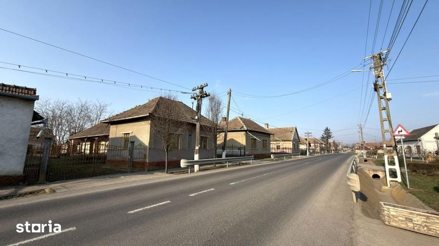 Casă cu 4 camere semidecomandat cu Teren 2948 Mp în Tiream