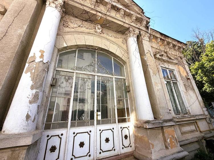 Casă cu 6 camere cu Teren 355 Mp în Victoriei
