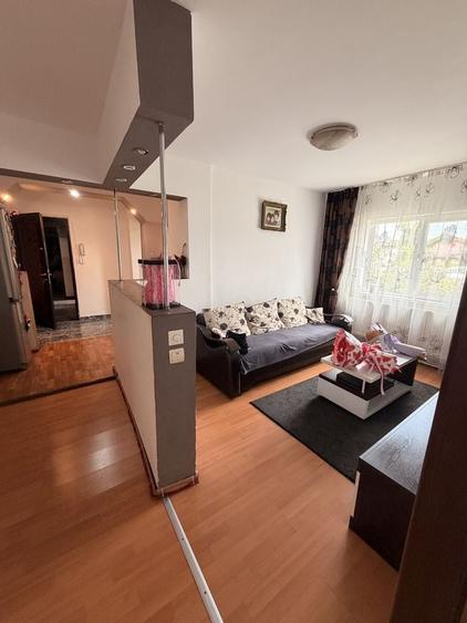 Apartament cu 4 camere decomandat în Exterior Vest
