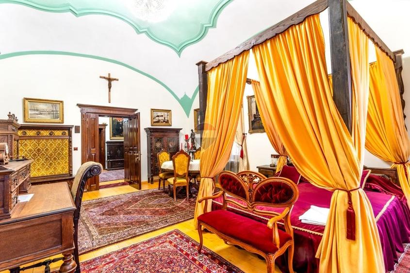 Casă individuală cu 11 camere cu Teren 792 Mp în Central
