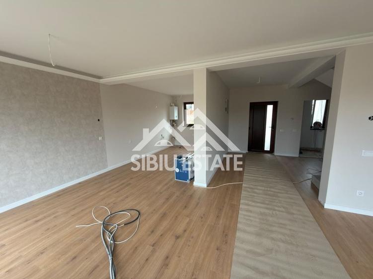 Duplex cu 4 camere cu Canalizare în Șura Mare