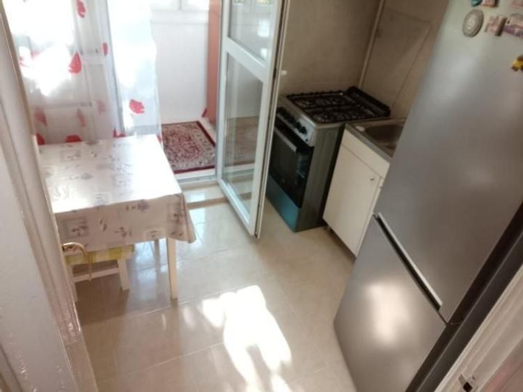Apartament cu 3 camere semidecomandat, mobilat în Titan