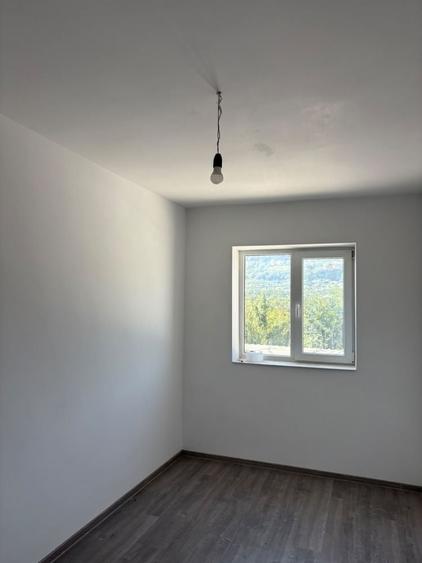 Apartament cu 3 camere decomandat în Cârjoaia