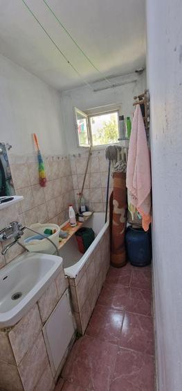 Apartament cu 3 camere semidecomandat în Km 4-5