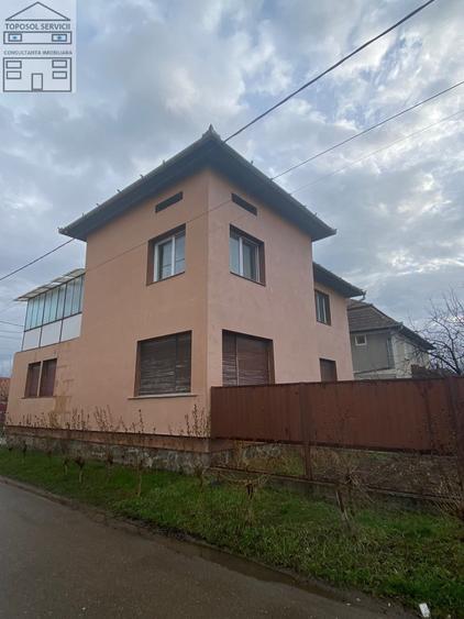 Casă individuală cu 6 camere cu Canalizare în Marghita