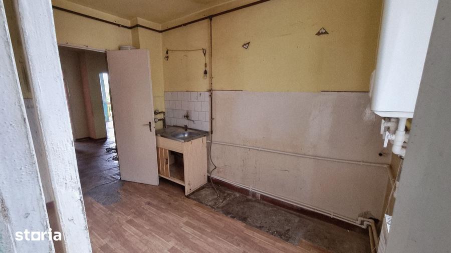 Apartament cu 3 camere decomandat în Petros