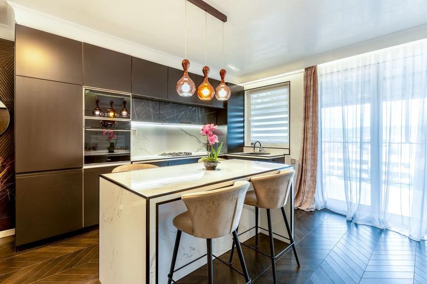 Apartament cu 3 camere semidecomandat, mobilat în Central