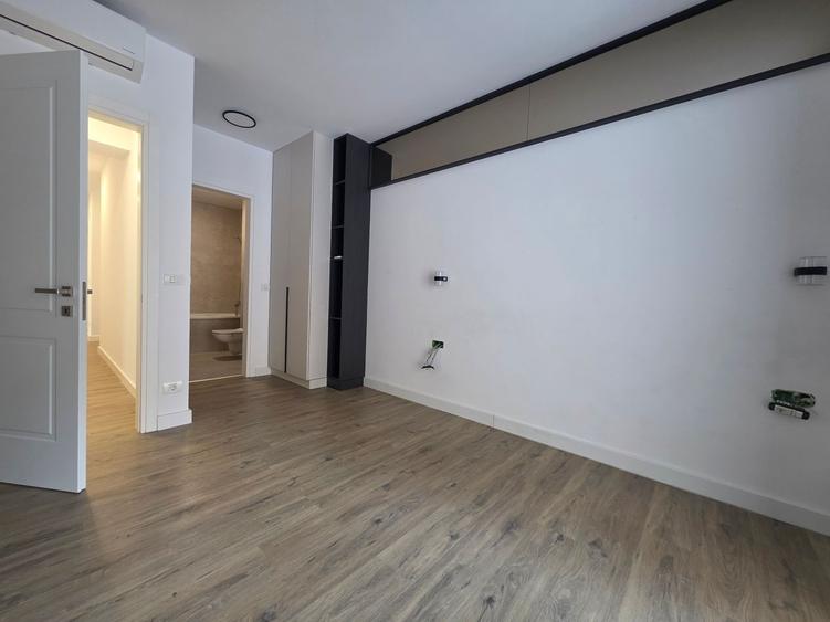 Apartament cu 4 camere în P-ța Universității