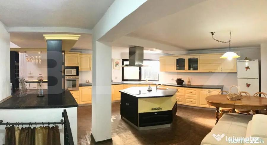 Casă cu 8 camere cu Teren 1038 Mp în Central