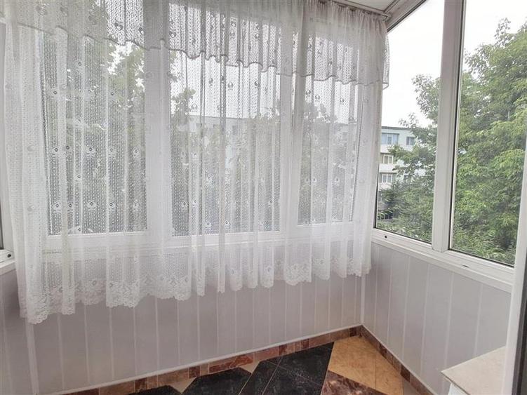 Apartament cu 3 camere semidecomandat, mobilat în Milcov