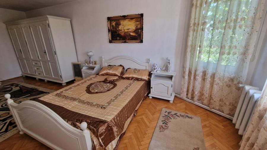 Casă individuală cu 8 camere cu Teren 750 Mp în Cetate