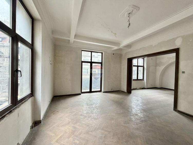 Apartament cu 3 camere semidecomandat în P-ța Romană