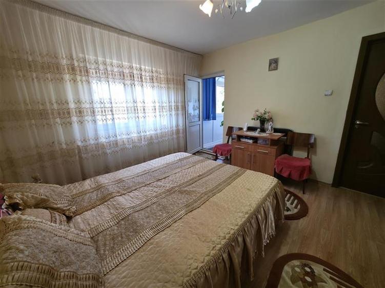 Apartament cu 4 camere semidecomandat în Craiovița Nouă