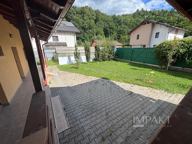 Casă individuală cu 5 camere cu Canalizare în Tăuți