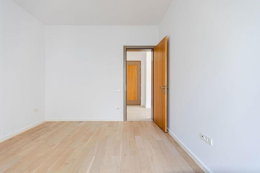 Casă cu 4 camere cu Teren 341 Mp în Soarelui