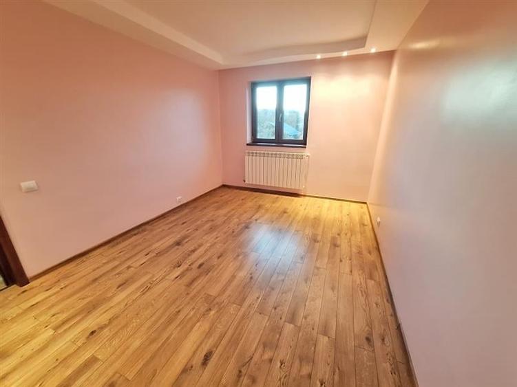 Casă individuală cu 6 camere cu Garaj în 9 Mai