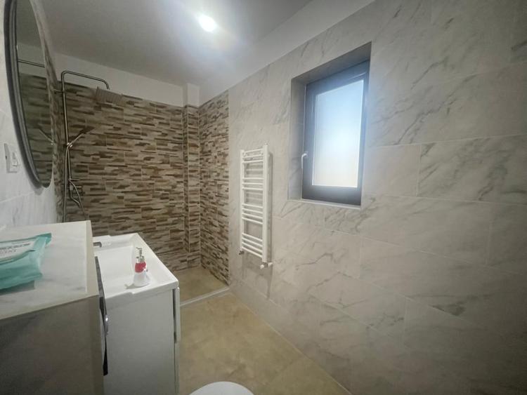 Casă individuală cu 5 camere cu Garaj în Șimnicu de Sus