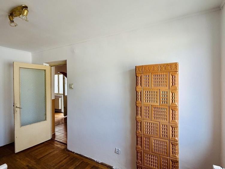 Apartament cu 3 camere semidecomandat în Central